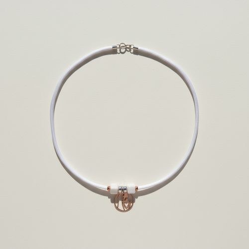 Collar de Primera Comunión virgen niña plata en cordón seda satinada blanca