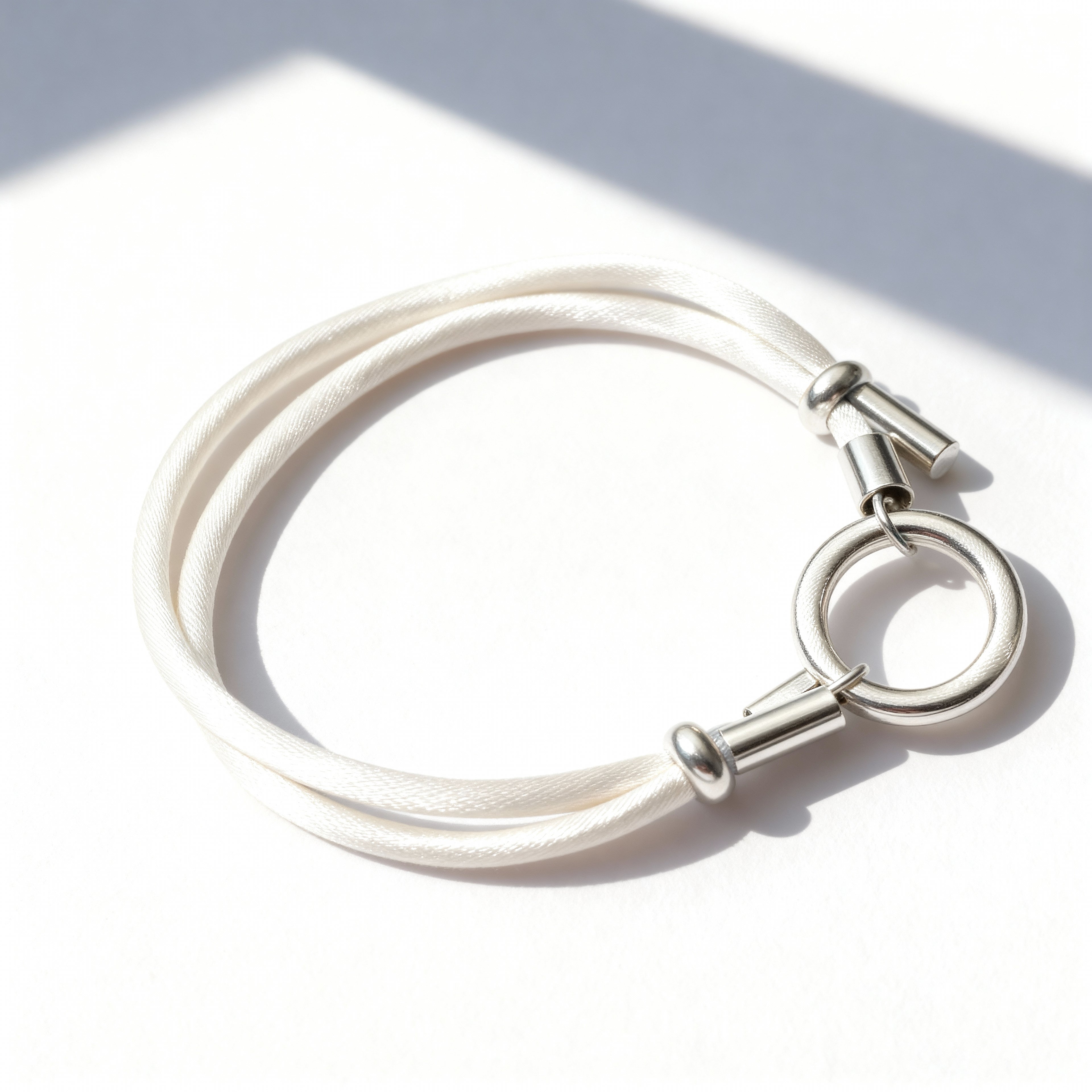 Pulseras de plata con de seda satinada