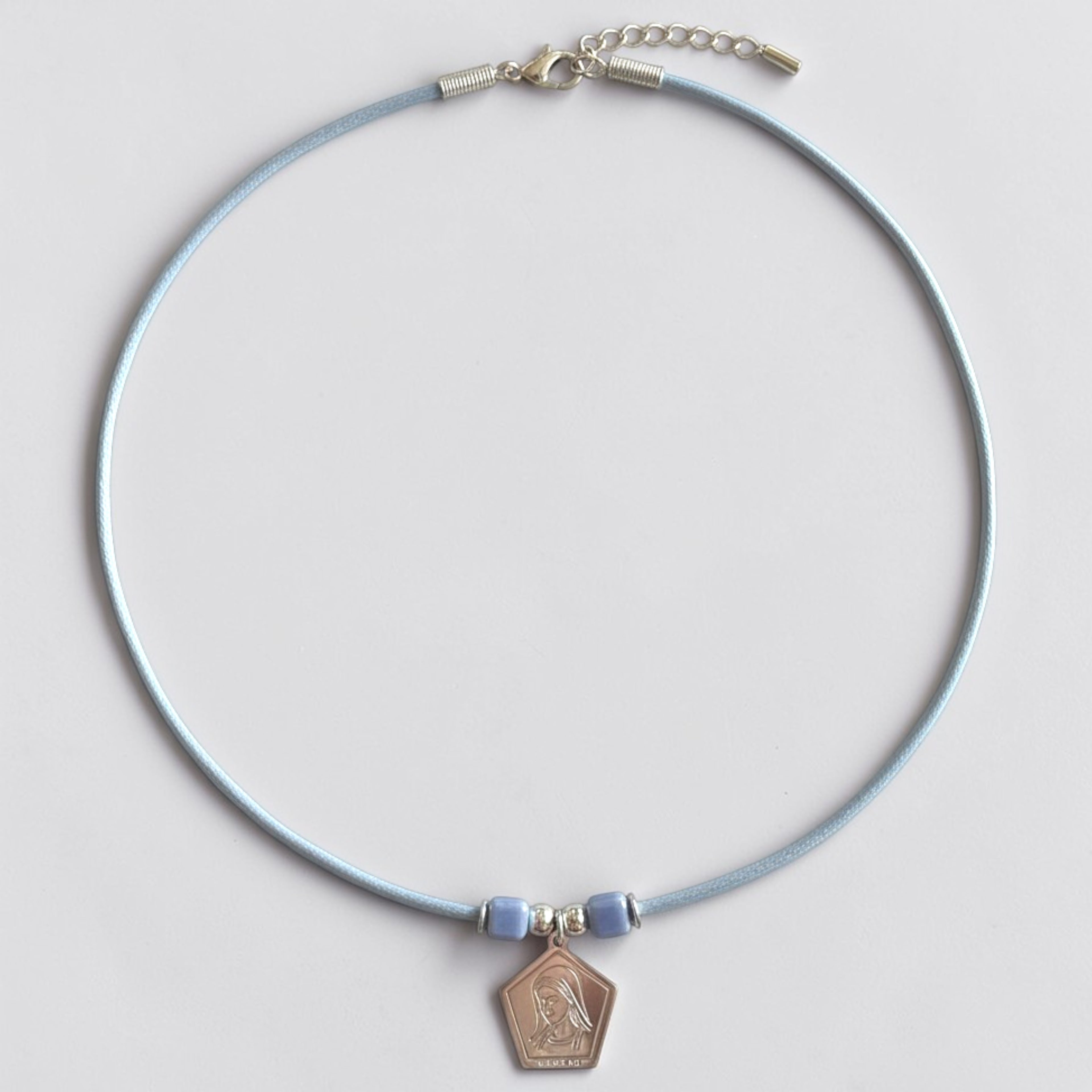 Medalla con cordón de seda satinada