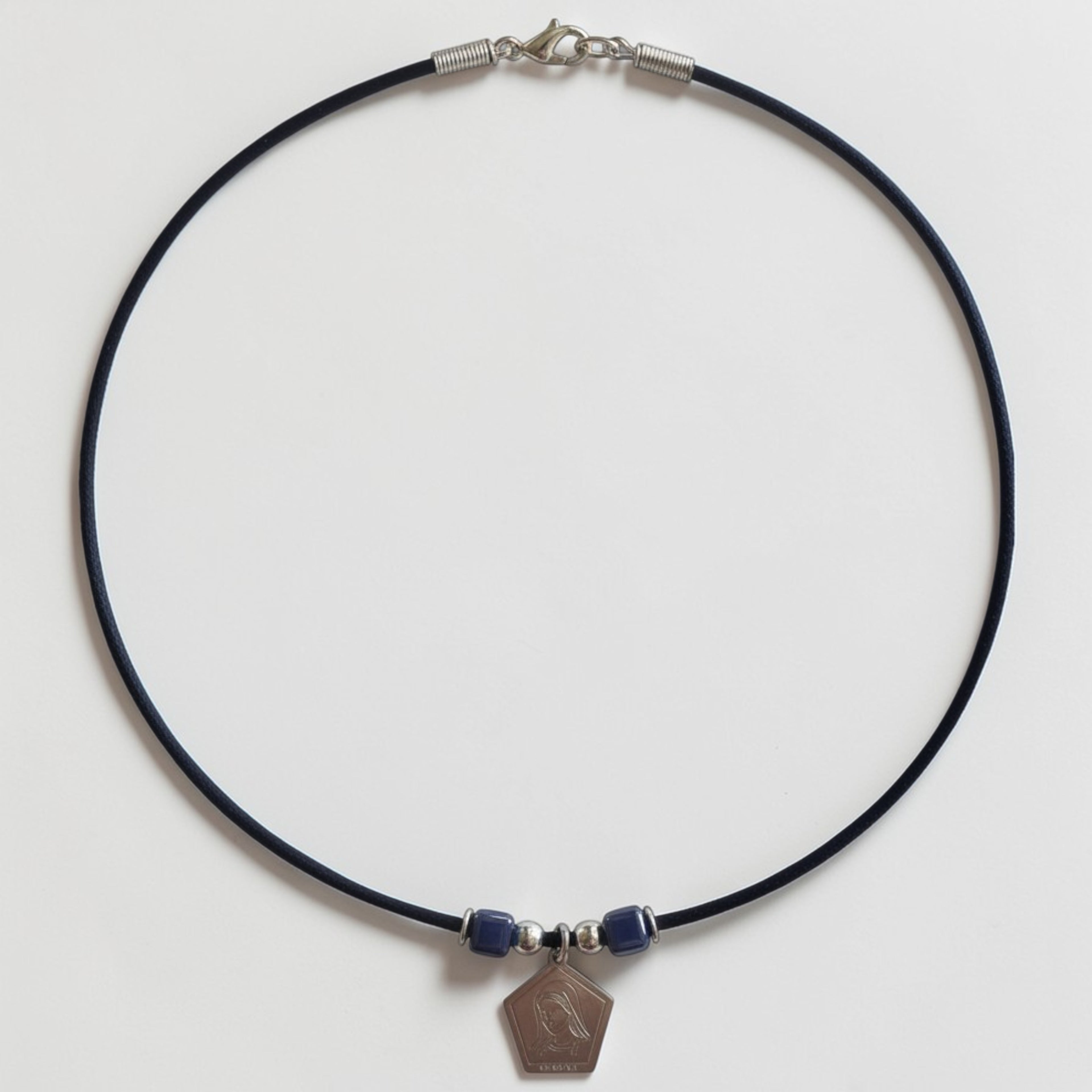 Medalla con cordón de seda satinada