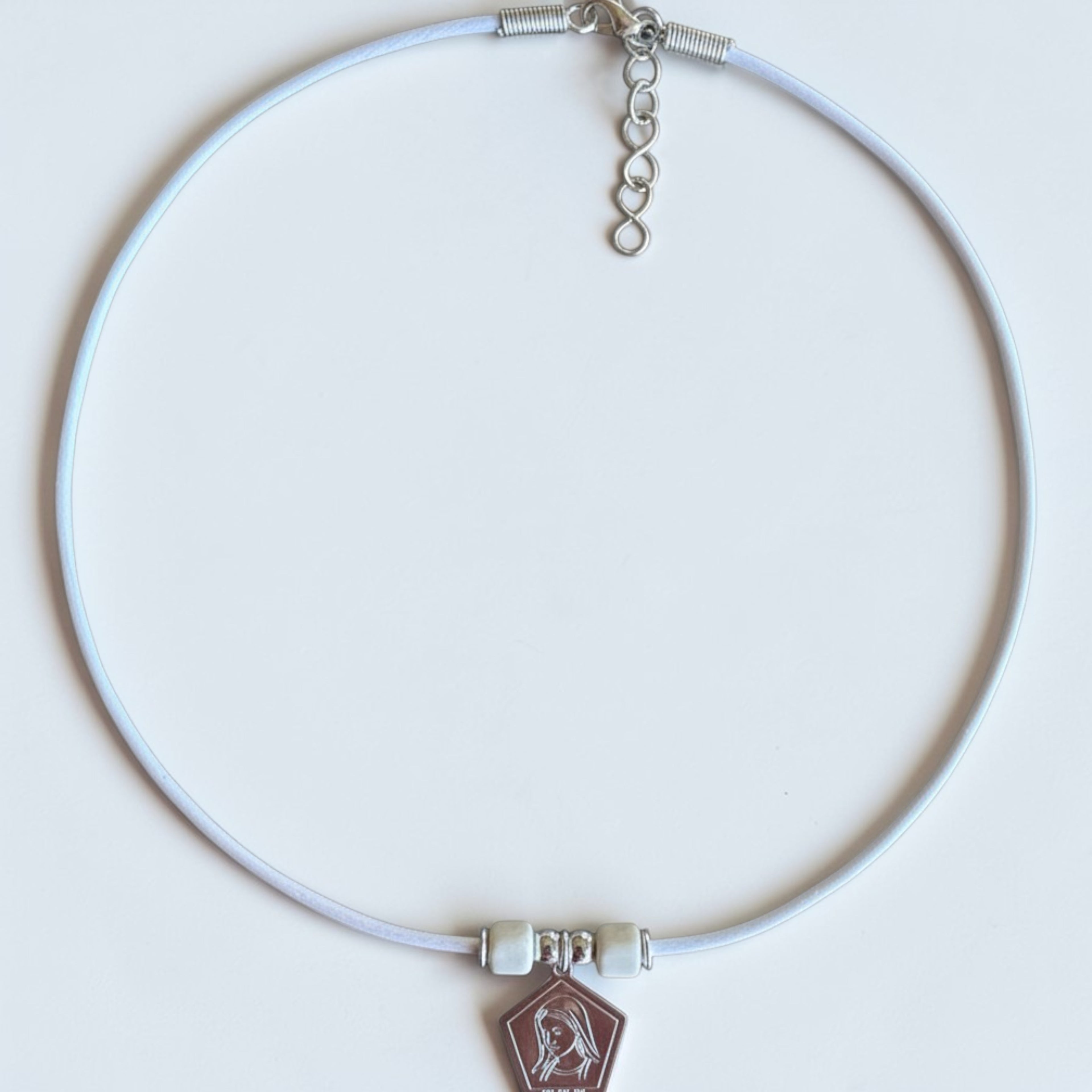 Medalla con cordón de seda satinada