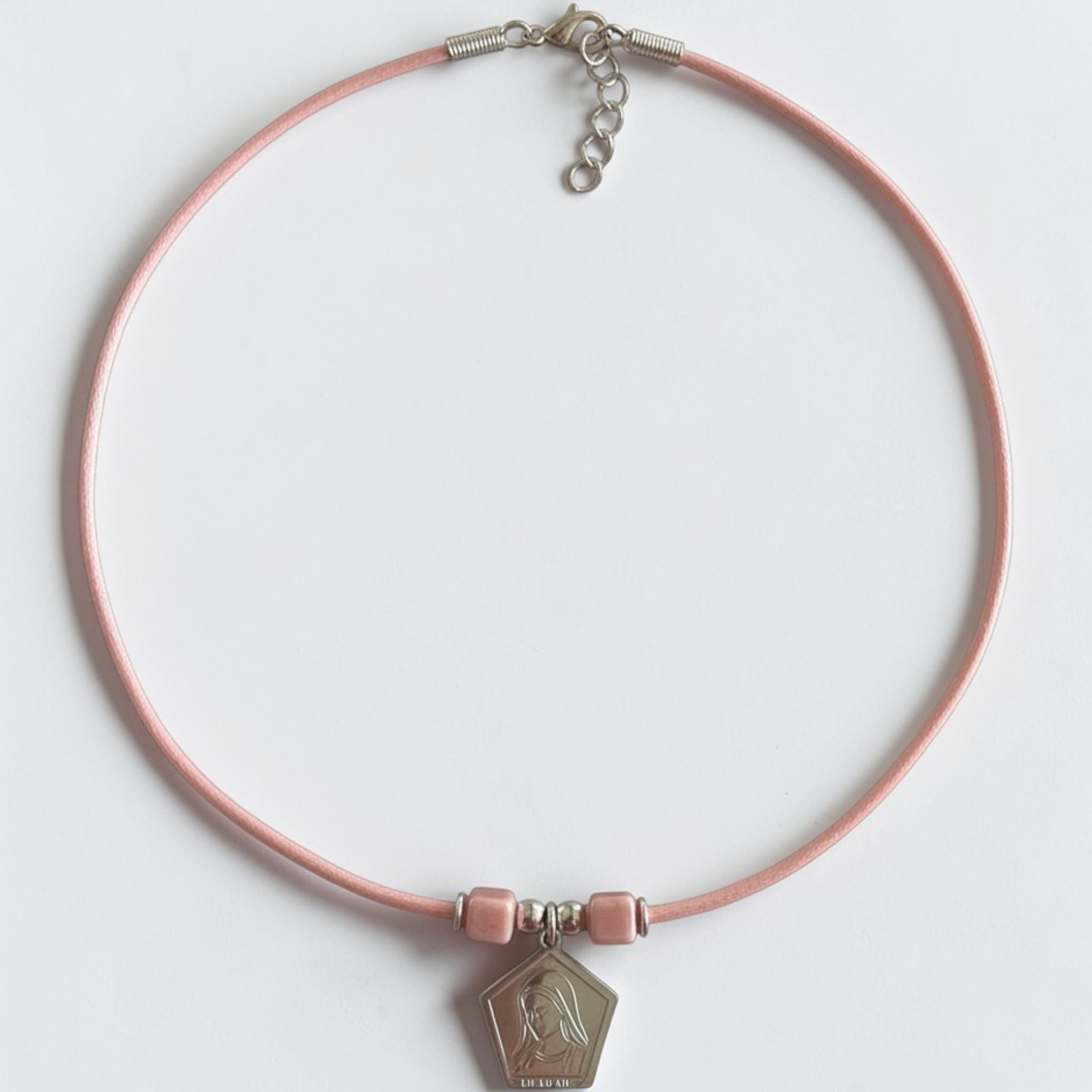 Medalla con cordón de seda satinada